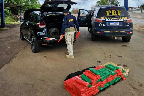 PRF prende casal paraguaio transportando mais de 100 quilos de maconha em carro argentino