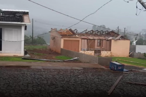 Chuva e vento forte causam estragos em Sarandi nesta quinta-feira