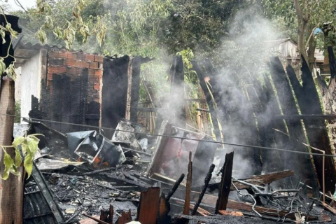 Incêndio destrói residência e deixa animal morto, em Cruz Alta