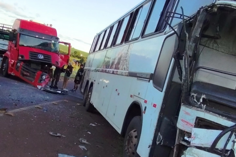 Colisão entre caminhão e ônibus deixa ferido em Palmeira das Missões