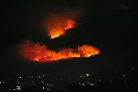 Incêndio em vegetação atinge vários pontos do Morro Santana, em Porto Alegre