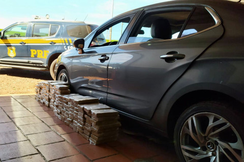 PRF prende dois homens e uma mulher transportando 150 quilos de maconha em carro argentino