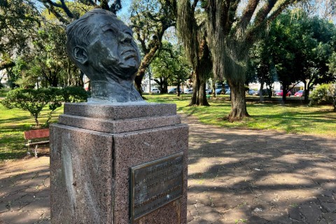 Dr. Dorvalino de Souza, Médico Humanitário, é homenageado com busto em Palmeira das Missões