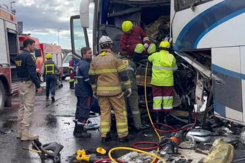 Doze pessoas ficam feridas em colisão entre dois ônibus e uma caminhonete em Porto Alegre