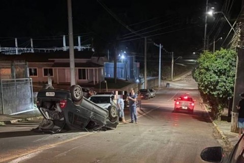 Carro capota em Panambi na noite de sábado (03)