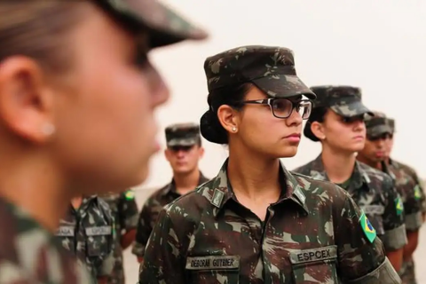 Mulheres poderão se alistar no serviço militar aos 18 anos