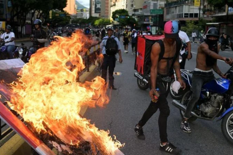 Protestos têm ao menos um morto e derrubada de estátuas de Chávez contra Maduro