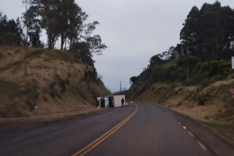 Caminhão tomba na ERS-404 em Sarandi