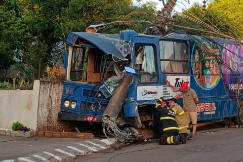 Condutor fica ferido ao perder controle de ônibus e colidir contra poste em Novo Barreiro