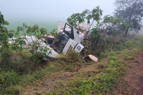 Carreta tomba na BR-468 em Bom Progresso