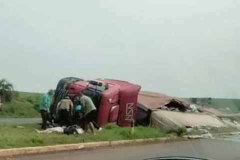 Caminhão tomba em trevo e deixa três pessoas feridas em Santo Ângelo