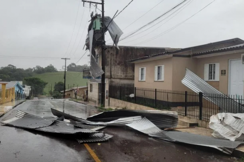 Temporal derruba árvores e deixa estragos em Soledade