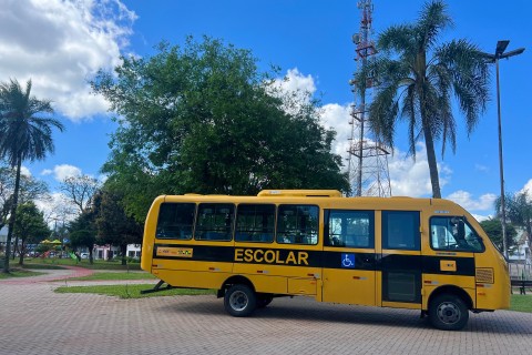 Município recebe novo ônibus escolar por meio de programa federal