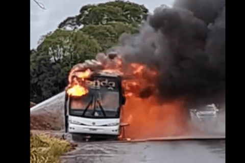 Ônibus incendeia na ERS-406 em Nonoai