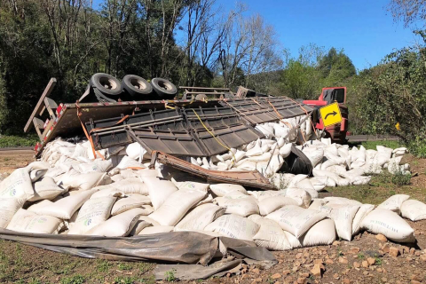 Carreta tomba na BR-386 após desviar de veículo em ultrapassagem