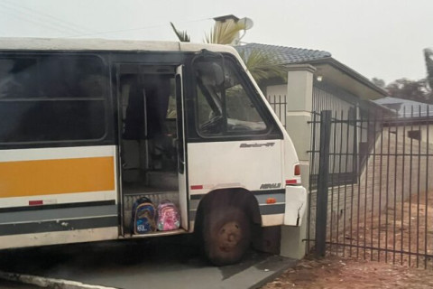 Acidente de trânsito envolvendo micro-ônibus escolar em Santa Bárbara do Sul