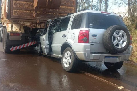 Mulher morre após acidente entre carro e caminhão em Barra Funda