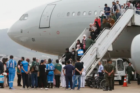 Sexto voo de repatriação chega ao Brasil; operação soma mais de 1,3 mil resgatados