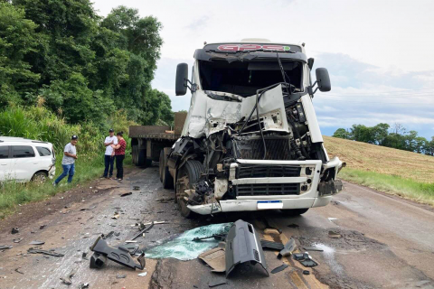 Caminhões e carro se envolvem em acidentes simultâneos na ERS-324